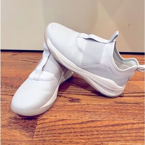 Clove Solo Women’s 8.5 in the color grey